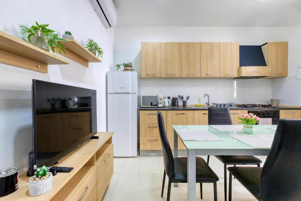 a kitchen with a table and chairs and a kitchen with a kitchen at NR Retreat in Il-Gżira