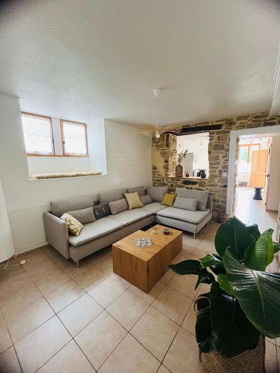 un salon avec un canapé et une table basse dans l'établissement La Maison Cosy, à Frontenay