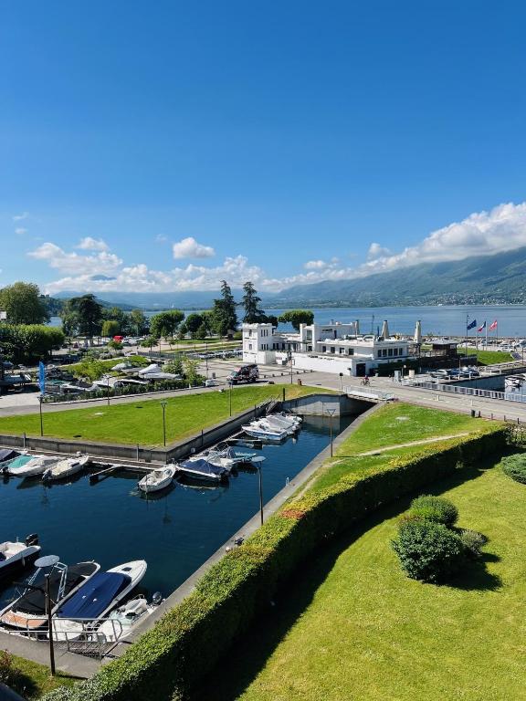 une vue d'une marina avec des bateaux dans l'eau dans l'établissement Studio Bord de lac avec terrasse classé 2 étoiles, à Aix-les-Bains