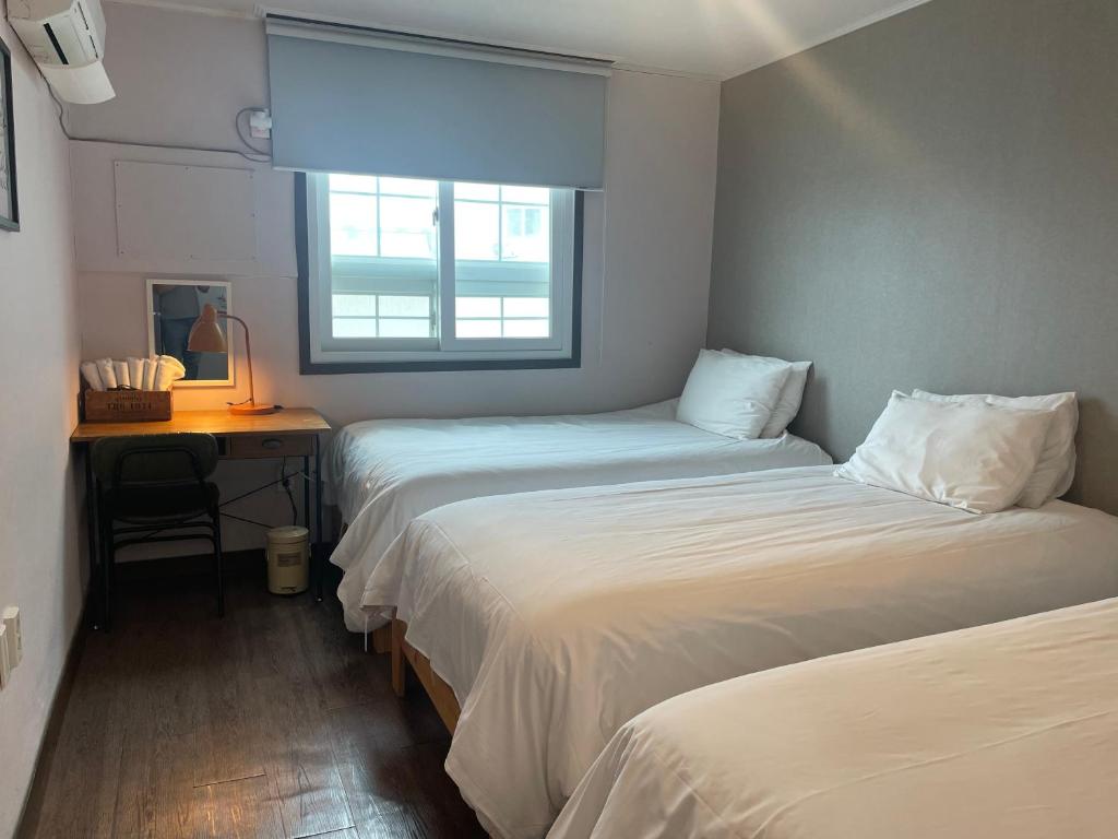 Postel nebo postele na pokoji v ubytování Grim Garden Guesthouse
