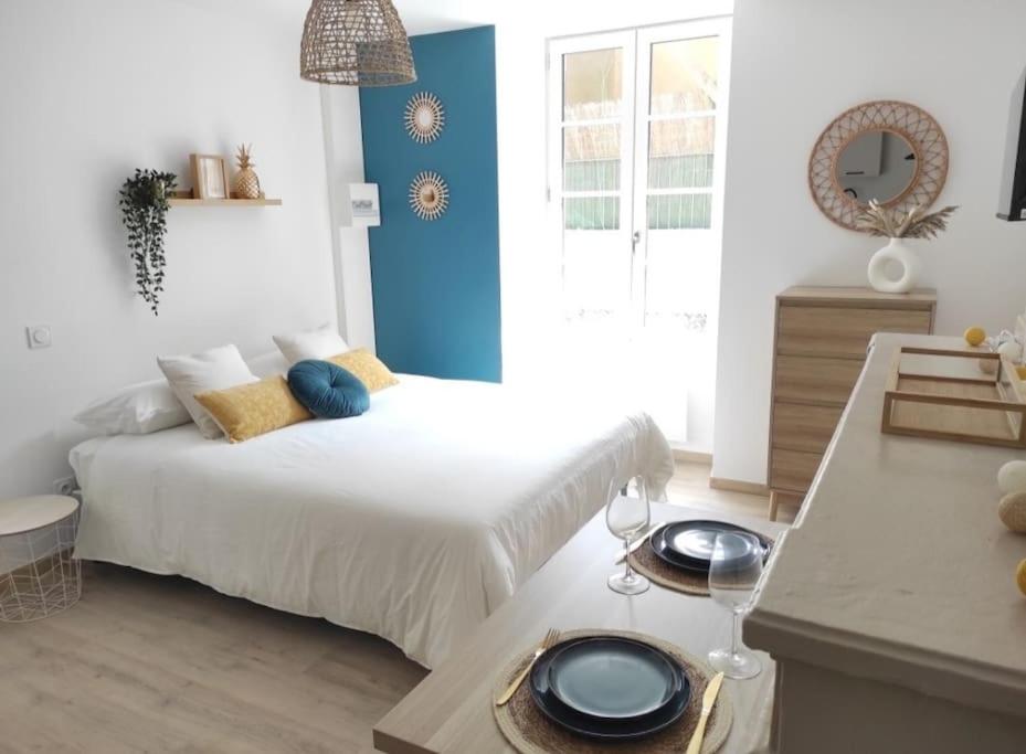 - une chambre avec un lit et une table avec des plaques de cuisson dans l'établissement 3- L'Elégant - Sarlat - Centre ville, à Sarlat-la-Canéda