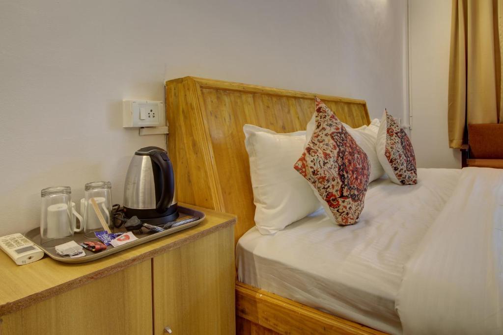 Postel nebo postele na pokoji v ubytování Hotel pleasure inn near turtle beach morjim Manage by ld group of hospitality