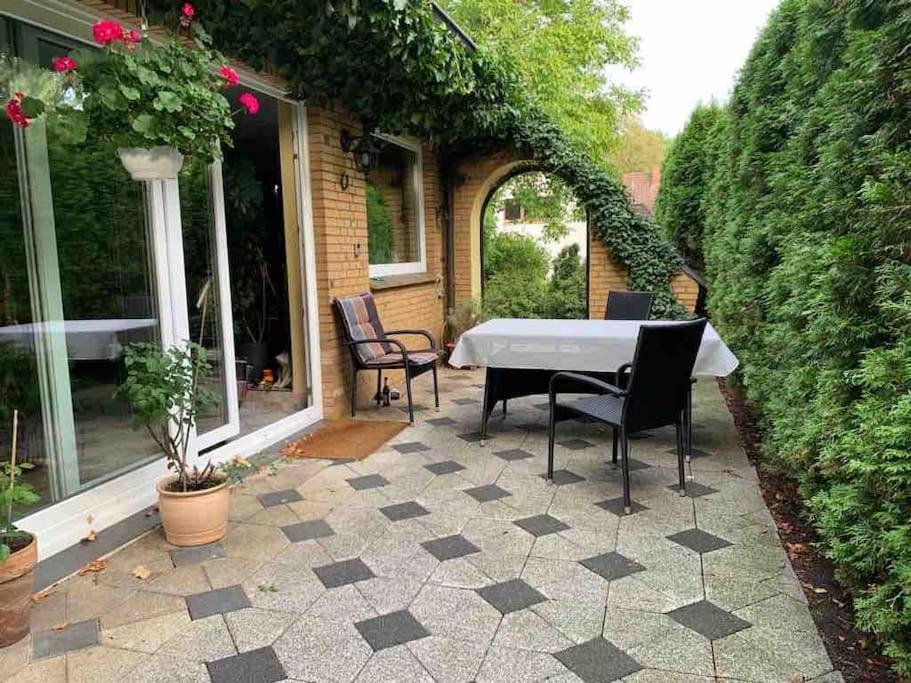 een patio met een tafel en stoelen bij Entire home close to Hamburg, train&airport nearby in Norderstedt