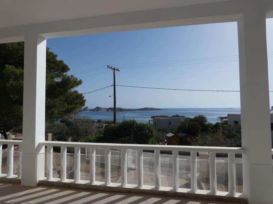 PosidhoníaにあるSantina's houseの家の玄関から海の景色