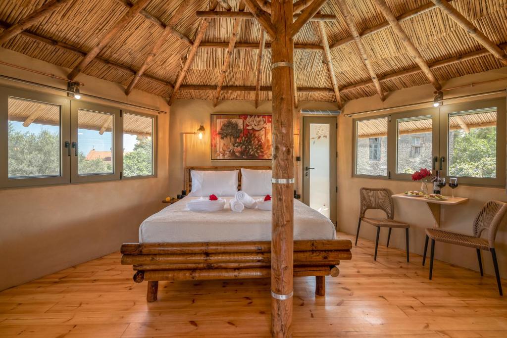 Postel nebo postele na pokoji v ubytování Eco Olive Treehouse