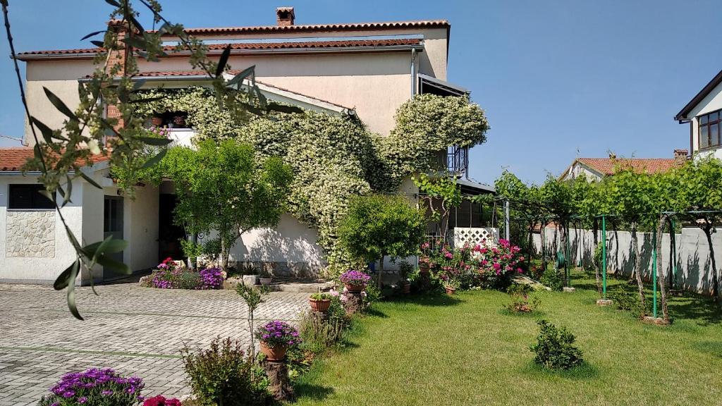 ogród przed domem z kwiatami w obiekcie Apartments Saša - pets friendly! w Poreču