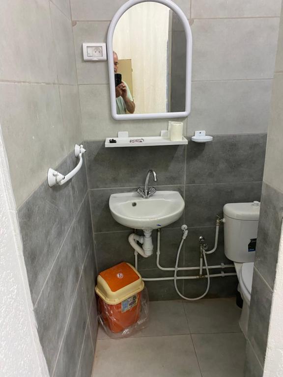 a bathroom with a sink and a mirror and a toilet at Hôtel Sindbad in Houmt Souk
