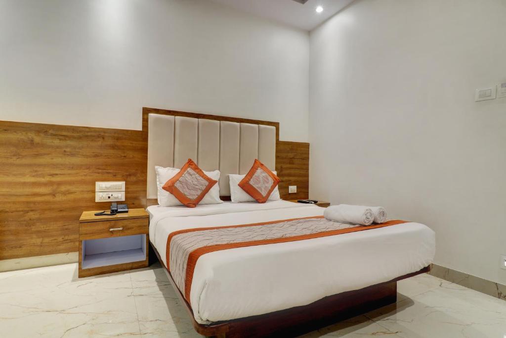 Postel nebo postele na pokoji v ubytování Hotel A K Fort Inn