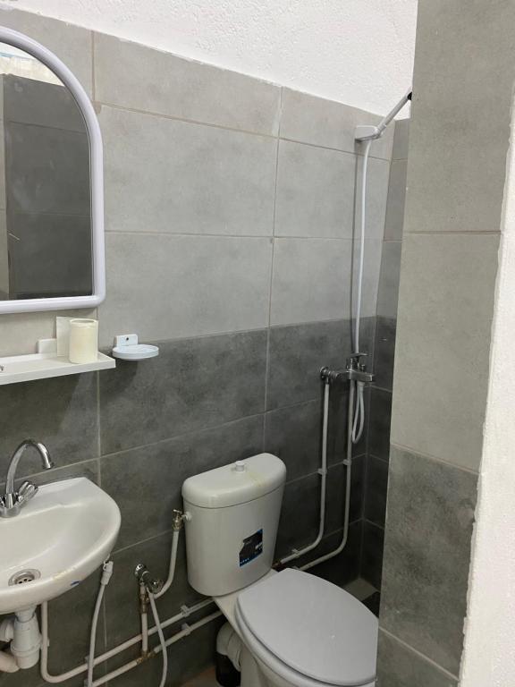 a bathroom with a toilet and a sink at Hôtel Sindbad in Houmt Souk