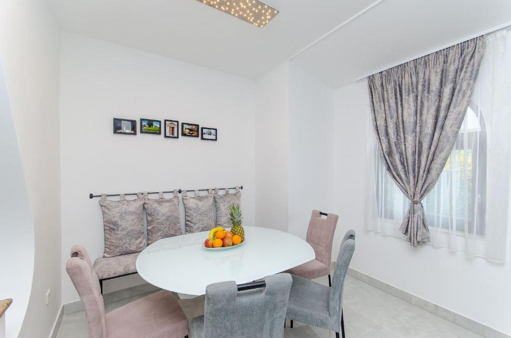 Posedenie v ubytovaní Apartment Ana with private pool
