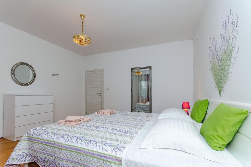 Posteľ alebo postele v izbe v ubytovaní Apartment Ana with private pool