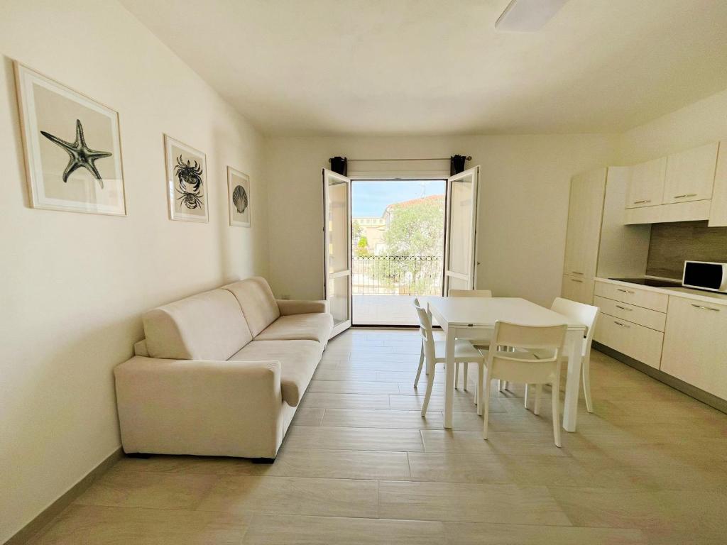 un soggiorno con un divano bianco e un tavolo di Affittimoderni La Maddalena - MADA22 a La Maddalena