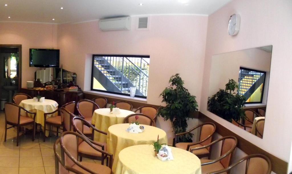 TV a/nebo společenská místnost v ubytování Hotel Motel Ovest