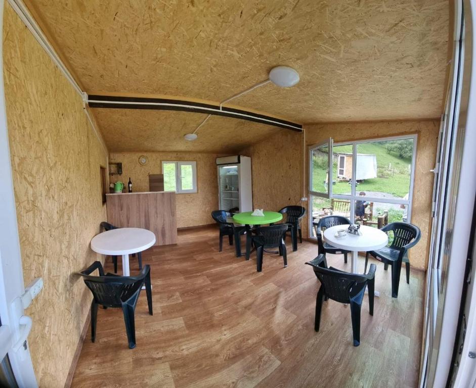 Posezení v ubytování Forest Cabins