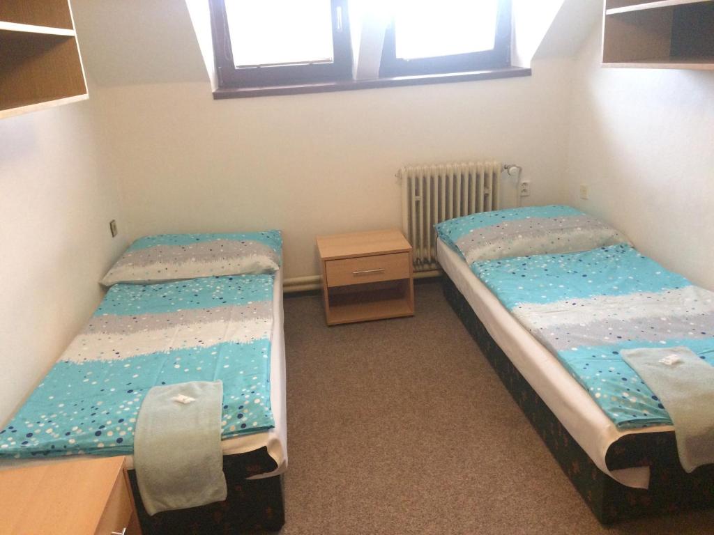 Postel nebo postele na pokoji v ubytování Hotel Pod skalou
