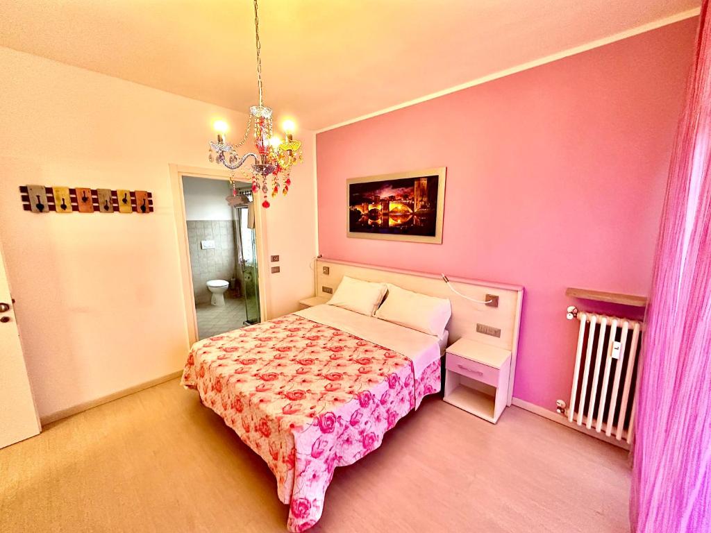 Postel nebo postele na pokoji v ubytování Ai Giardini Rooms -vicino Ospedale Borgo Trento e centro storico