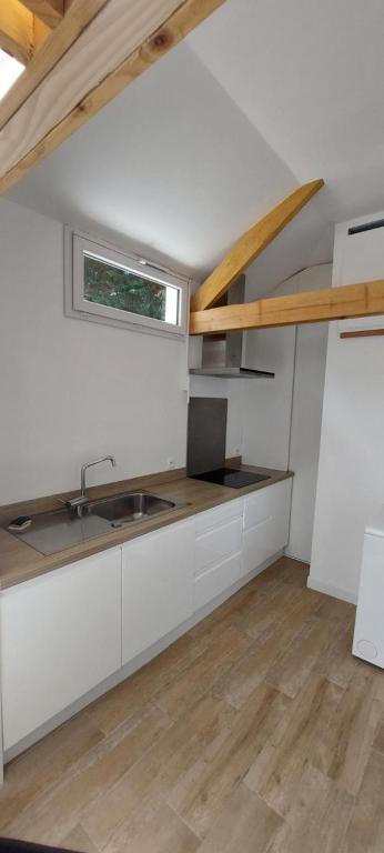 Cuisine ou kitchenette dans l'établissement Maison l'EscaleTaussat Les Bains