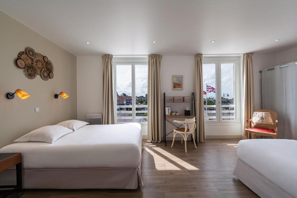 Postel nebo postele na pokoji v ubytování Hôtel De La Plage