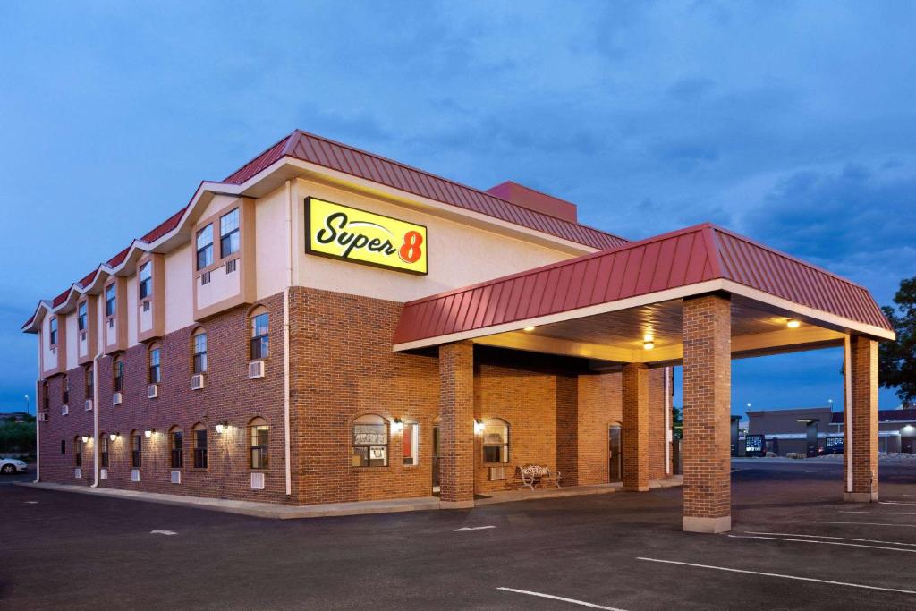 Super 8 by Wyndham Colorado Springs/Afa Area photo