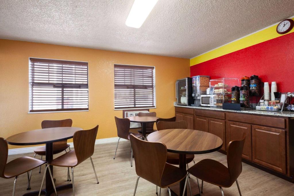 Super 8 by Wyndham Colorado Springs/Afa Area photo