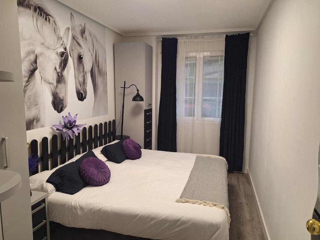 A bed or beds in a room at Intxaurti Etxea