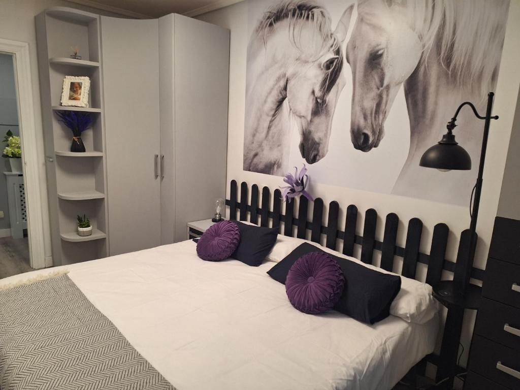 A bed or beds in a room at Intxaurti Etxea