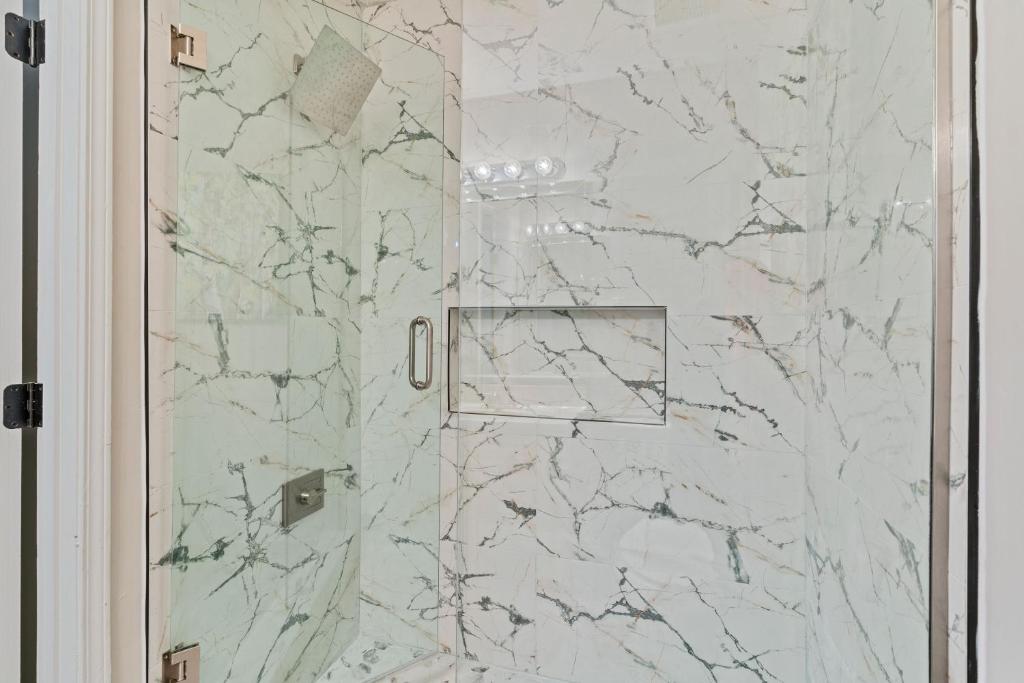 Koupelna v ubytování 1 - Brand New Luxury 1Bdr,1Bath in Atlanta GA