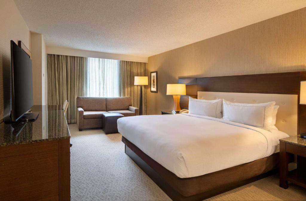 DoubleTree by Hilton Washington DC – Crystal City - King Room With Sofa Bed