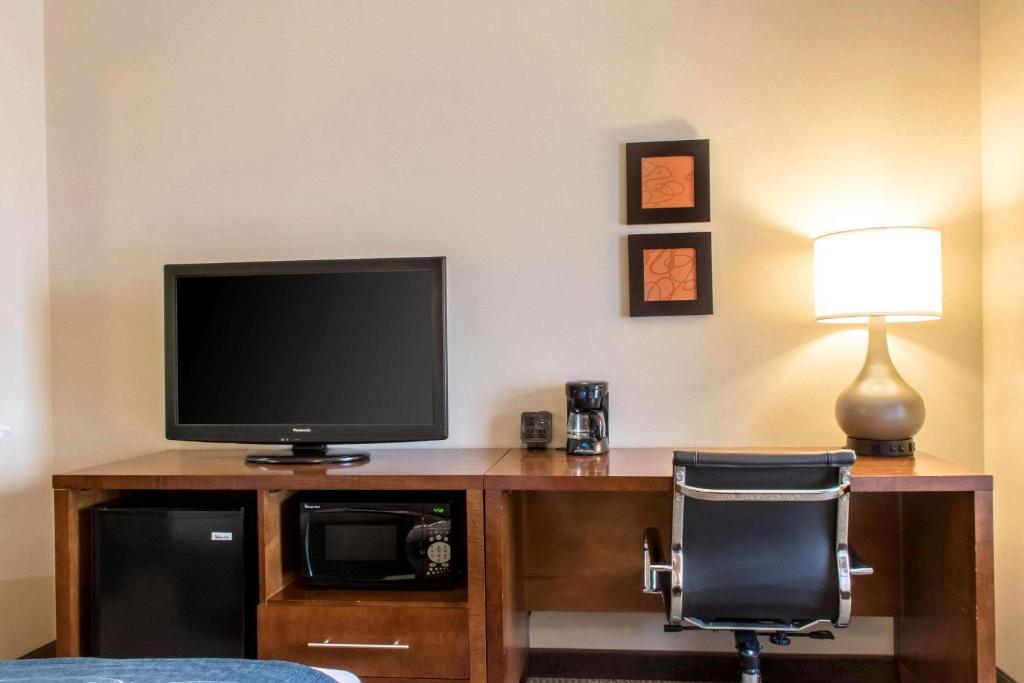 TV a/nebo společenská místnost v ubytování Comfort Suites Scranton near Montage Mountain