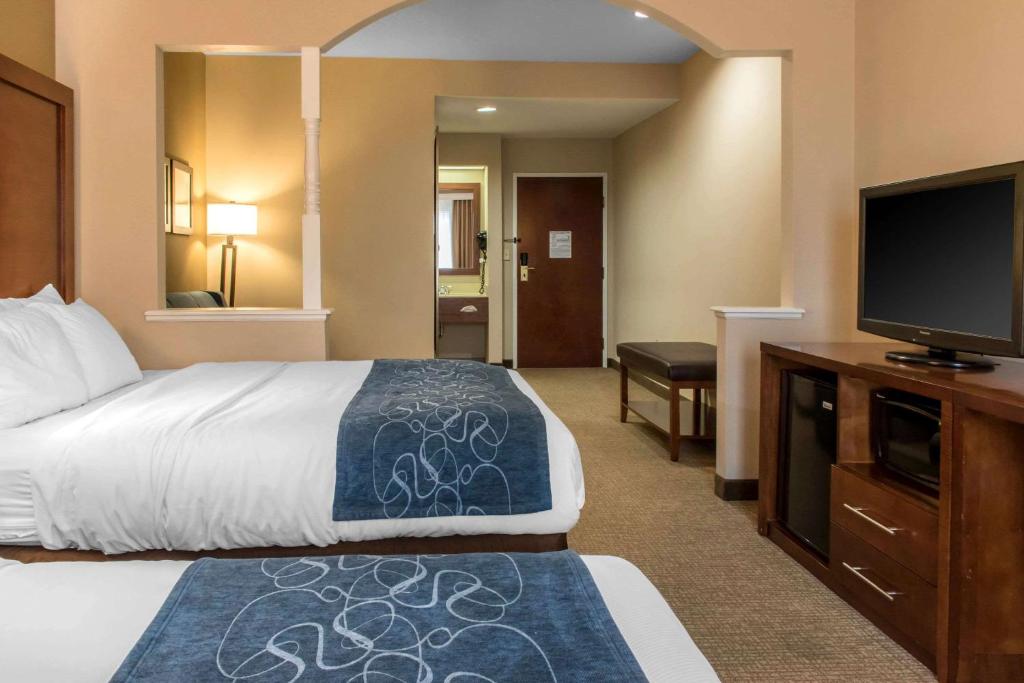 Postel nebo postele na pokoji v ubytování Comfort Suites Scranton near Montage Mountain