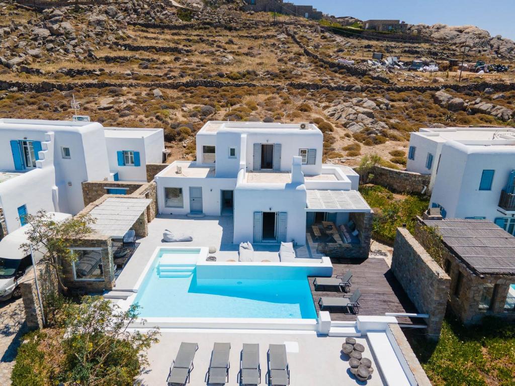 widok z powietrza na willę z basenem w obiekcie Villa Jasper by Mykonos Stays w mieście Mykonos
