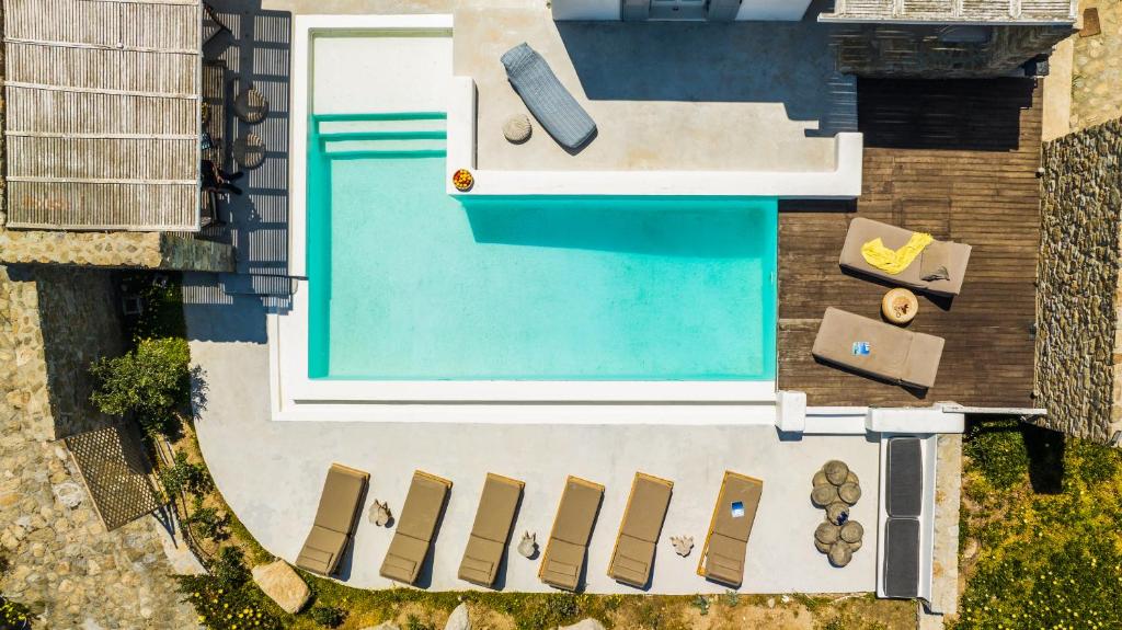 widok na basen z szezlongami w obiekcie Villa Jasper by Mykonos Stays w mieście Mykonos