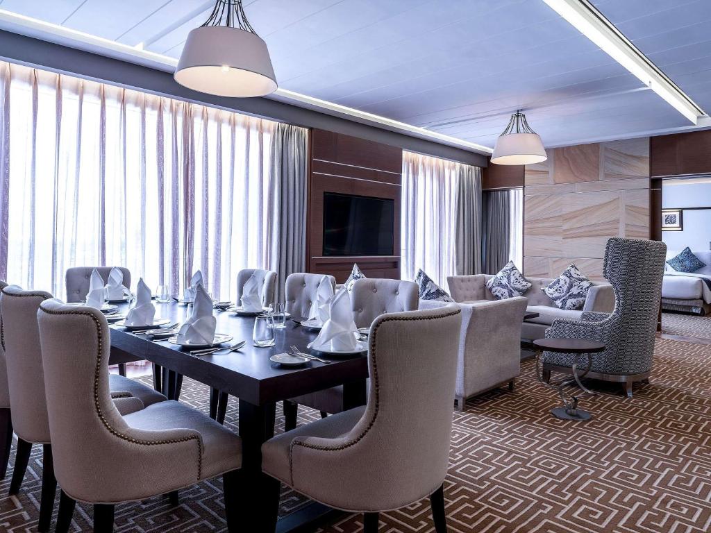 Posezení v ubytování Movenpick Hotel & Convention Centre KLIA