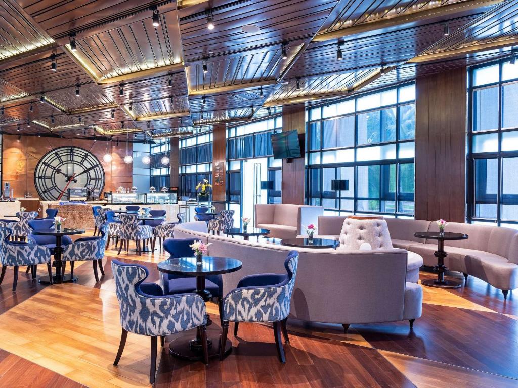 Posezení v ubytování Movenpick Hotel & Convention Centre KLIA
