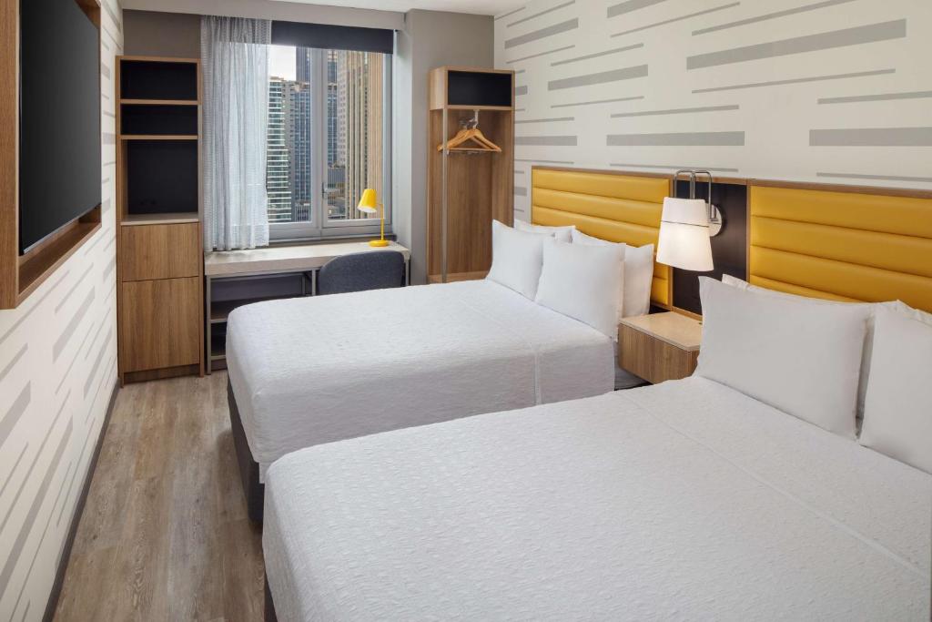 Ein Bett oder Betten in einem Zimmer der Unterkunft Hampton Inn by Hilton New York Times Square