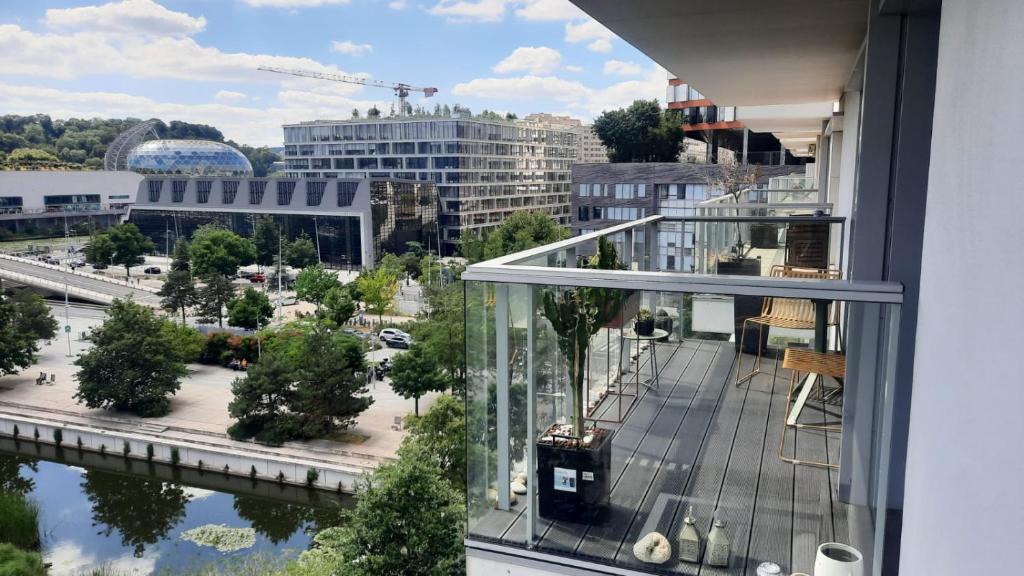 une vue d'une ville depuis un balcon dans l'établissement Appartement lumineux et moderne à Boulogne, à Boulogne-Billancourt