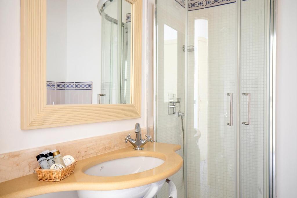 Koupelna v ubytování La Reginella Resort & Spa