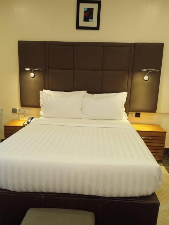 Postel nebo postele na pokoji v ubytování Mulligan Hotel