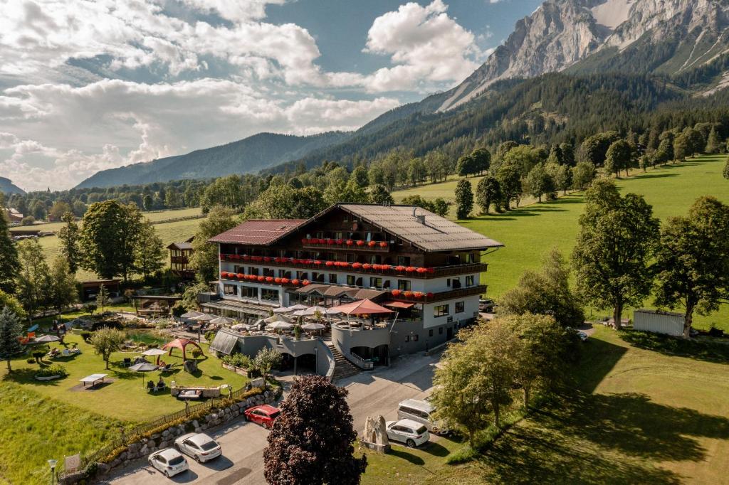 una vista aerea di un hotel in montagna di Hotel Berghof a Ramsau am Dachstein