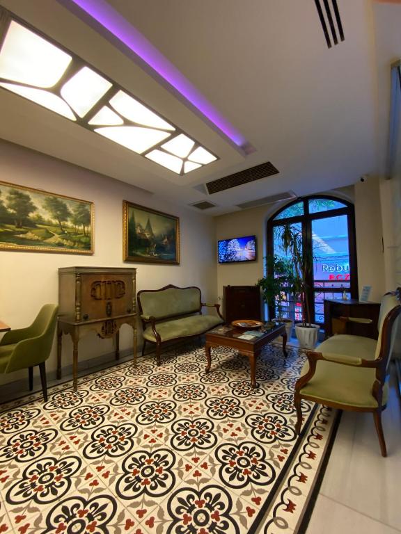 TV a/nebo společenská místnost v ubytování Triada Hotel Taksim - Special Category