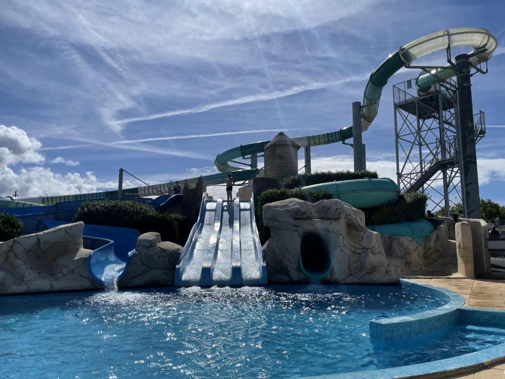 un toboggan aquatique dans un parc aquatique dans l'établissement Mobil Home avec Clim La Plage, à La Parée Preneau