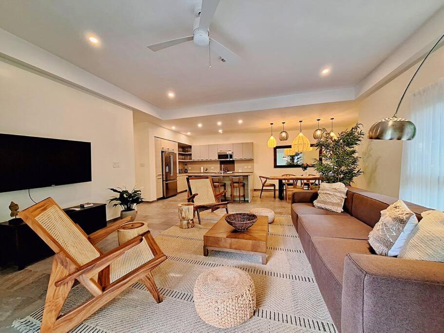 TV a/nebo společenská místnost v ubytování Beachfront Jungle Luxury! 3BD Penthouse Uvita