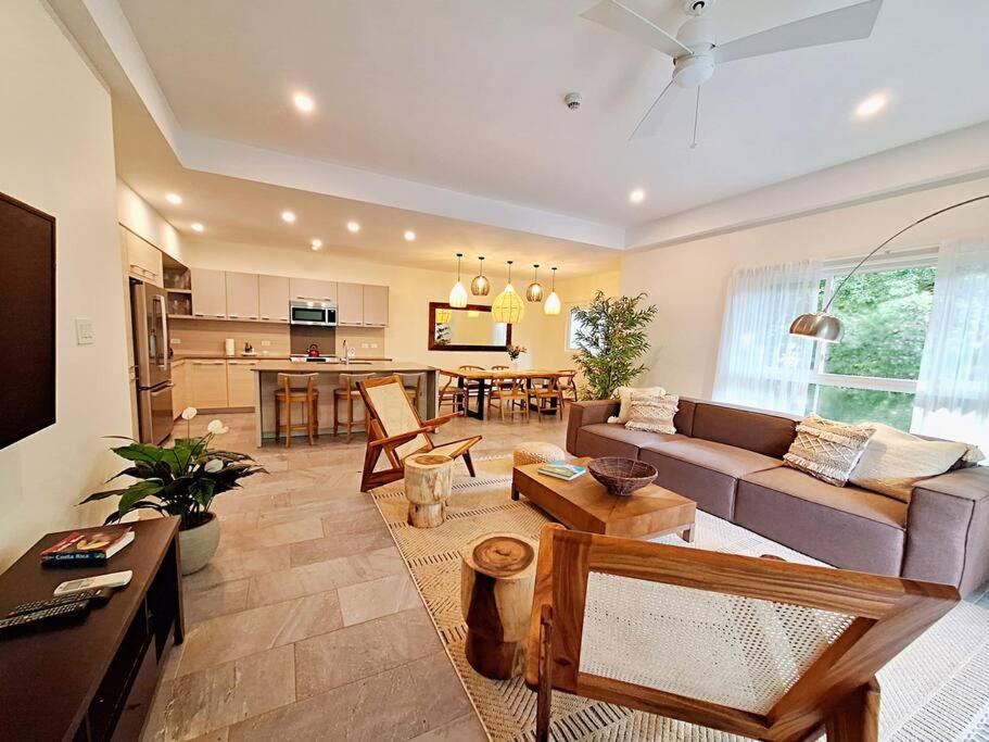 TV a/nebo společenská místnost v ubytování Beachfront Jungle Luxury! 3BD Penthouse Uvita
