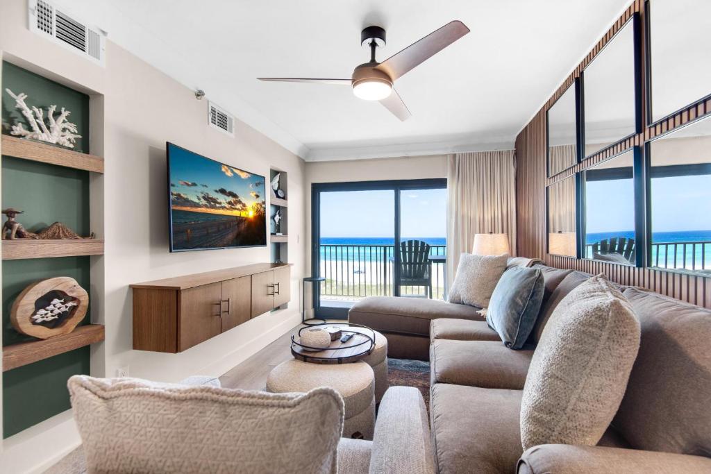 a living room with a couch and a table at Sundunes 122 in Navarre