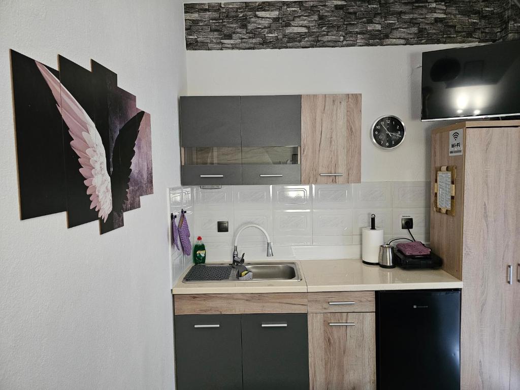 Kuchyň nebo kuchyňský kout v ubytování Studio Violet Olympic beach