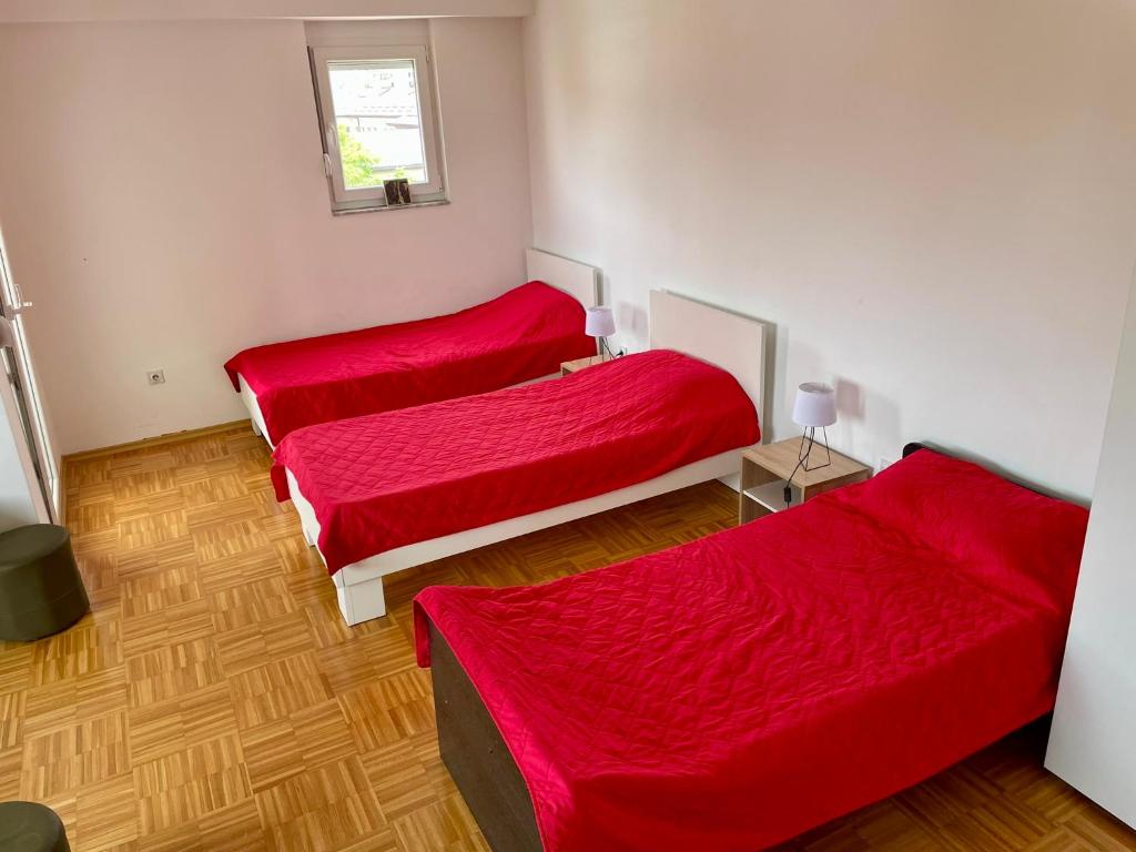 Postel nebo postele na pokoji v ubytování VELVET Apartment 5 minutes to center
