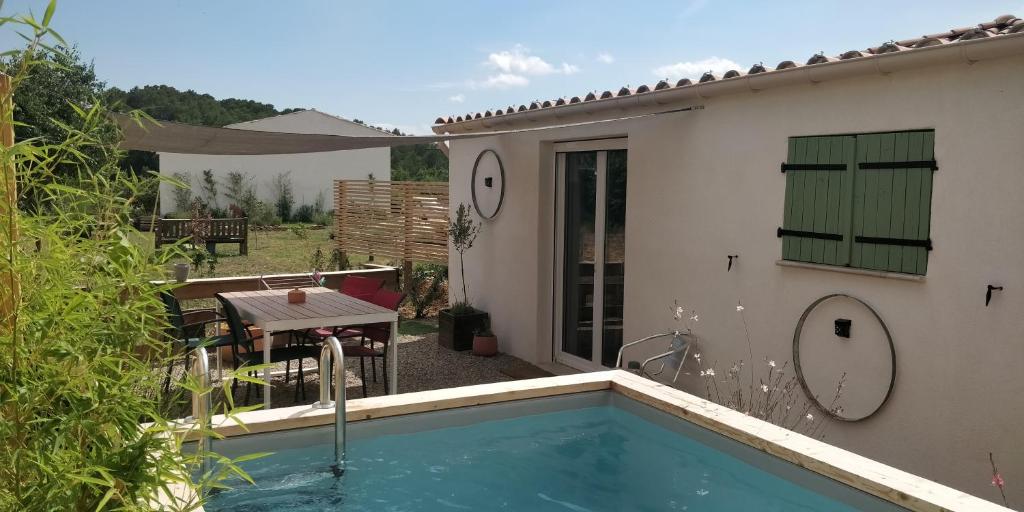 Bazén v ubytování Gîte L’escale provençale nebo v jeho okolí