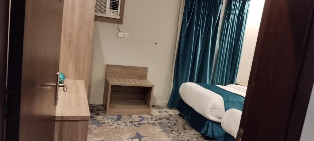 Postel nebo postele na pokoji v ubytování همم للوحدات السكنيه المخدومة- الدقم