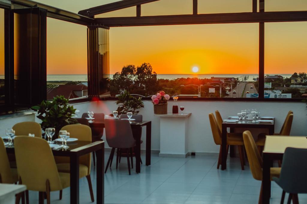 O vedere generală la mare sau o vedere la mare
luată din acest hotel