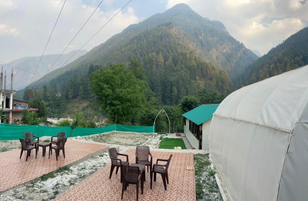 En generel udsigt til bjerge eller udsigt til bjerge taget fra luksusteltet